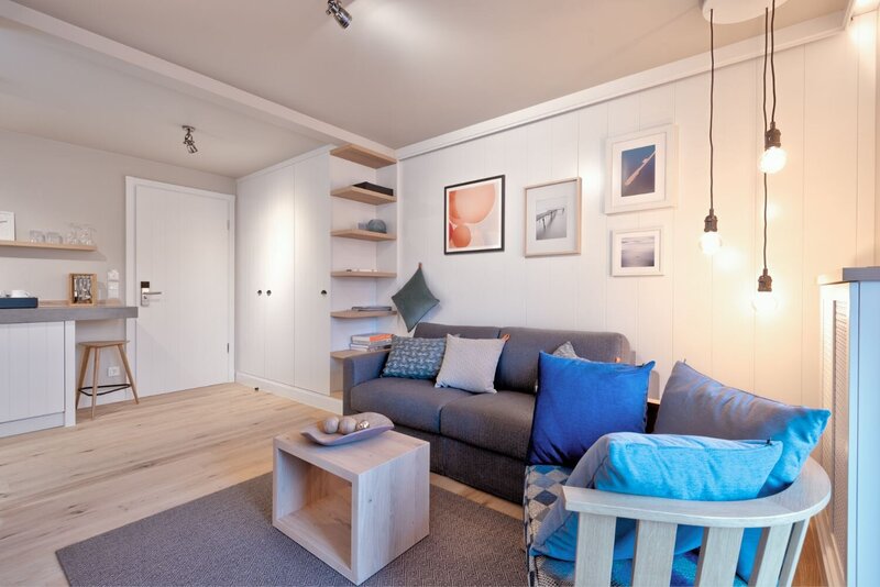 Wohnbereich mit Sofa und Sitzgelegenheit in einer Juniorsuite.