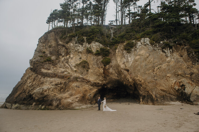 hug_point_elopement_olivia_louise_photography