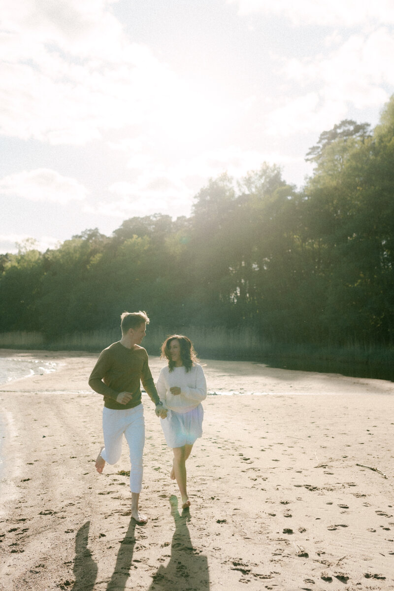 Couple on a beach on a photography session with photographer Hannika Gabrielsson