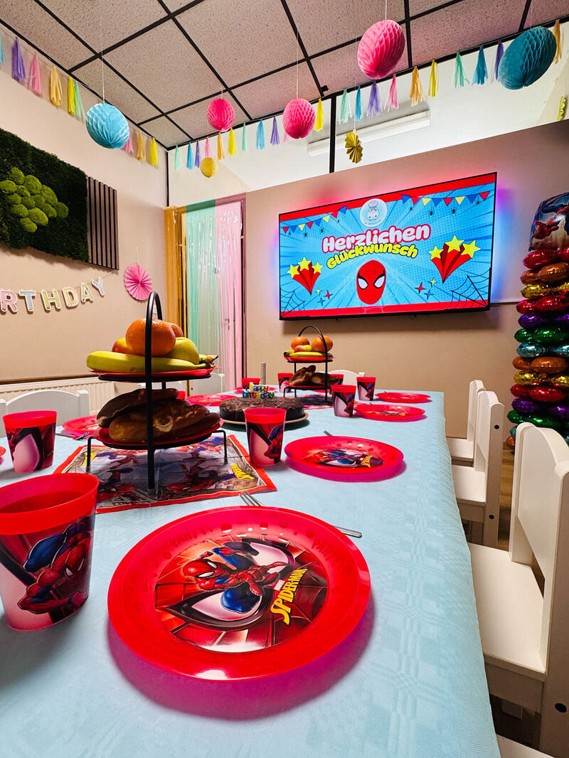 Gedeckter Tisch mit Luftballons