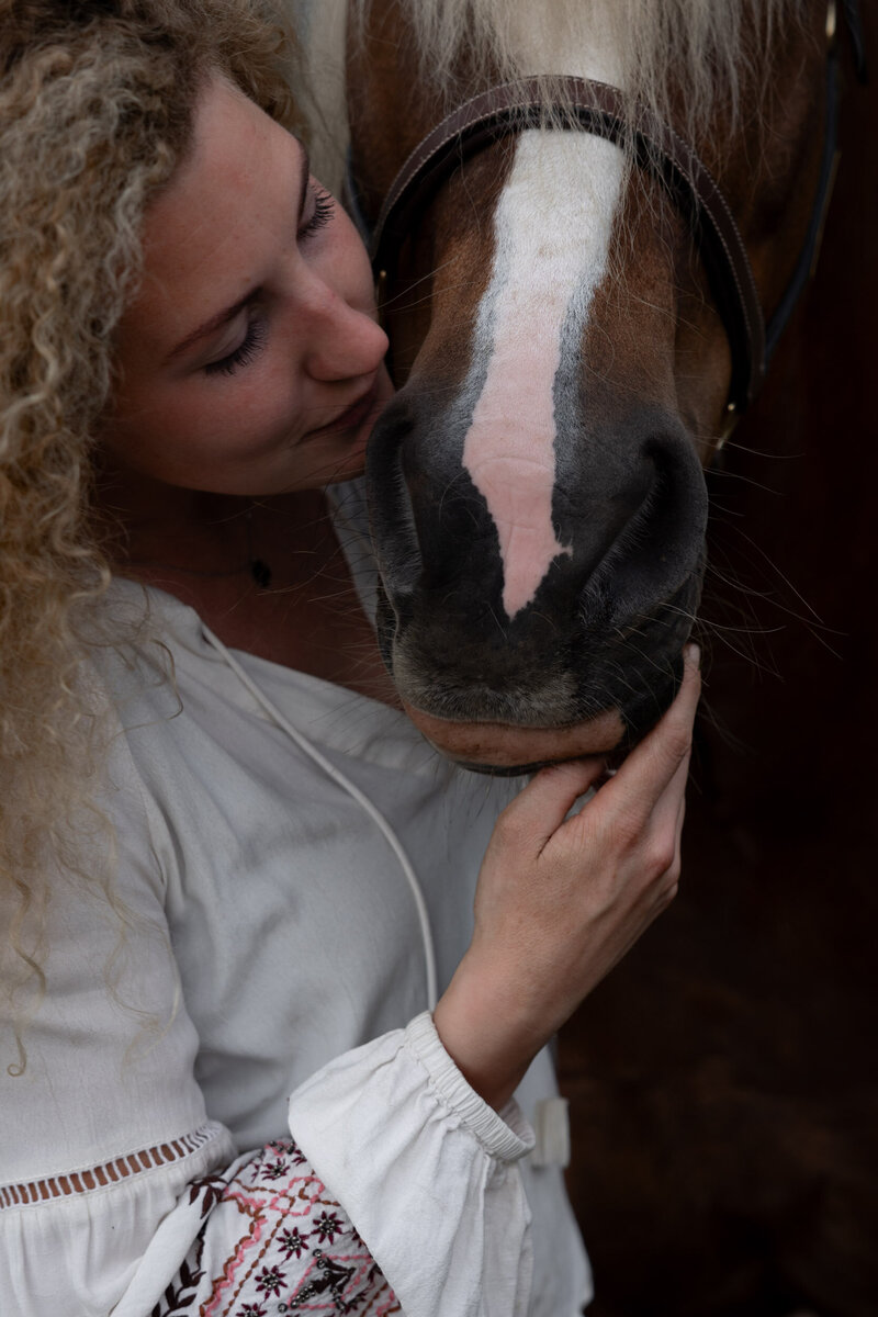 Connectie tussen Nikki en haar paard voor haar bedrijf Sterker met paarden.
