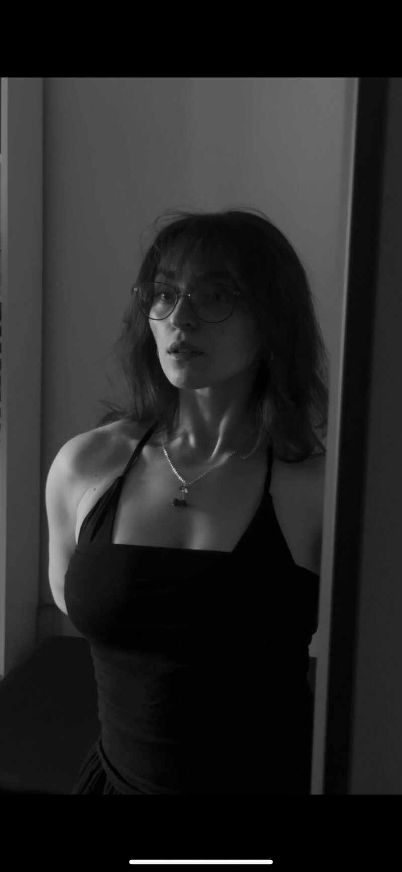 Irem Aslan, eine leidenschaftliche Designerin mit Fokus auf minimalistische und klare visuelle Identitäten, in ihrem kreativen Arbeitsumfeld. Ihr Studio verbindet Ästhetik mit Funktionalität, um starke Markenauftritte zu schaffen.