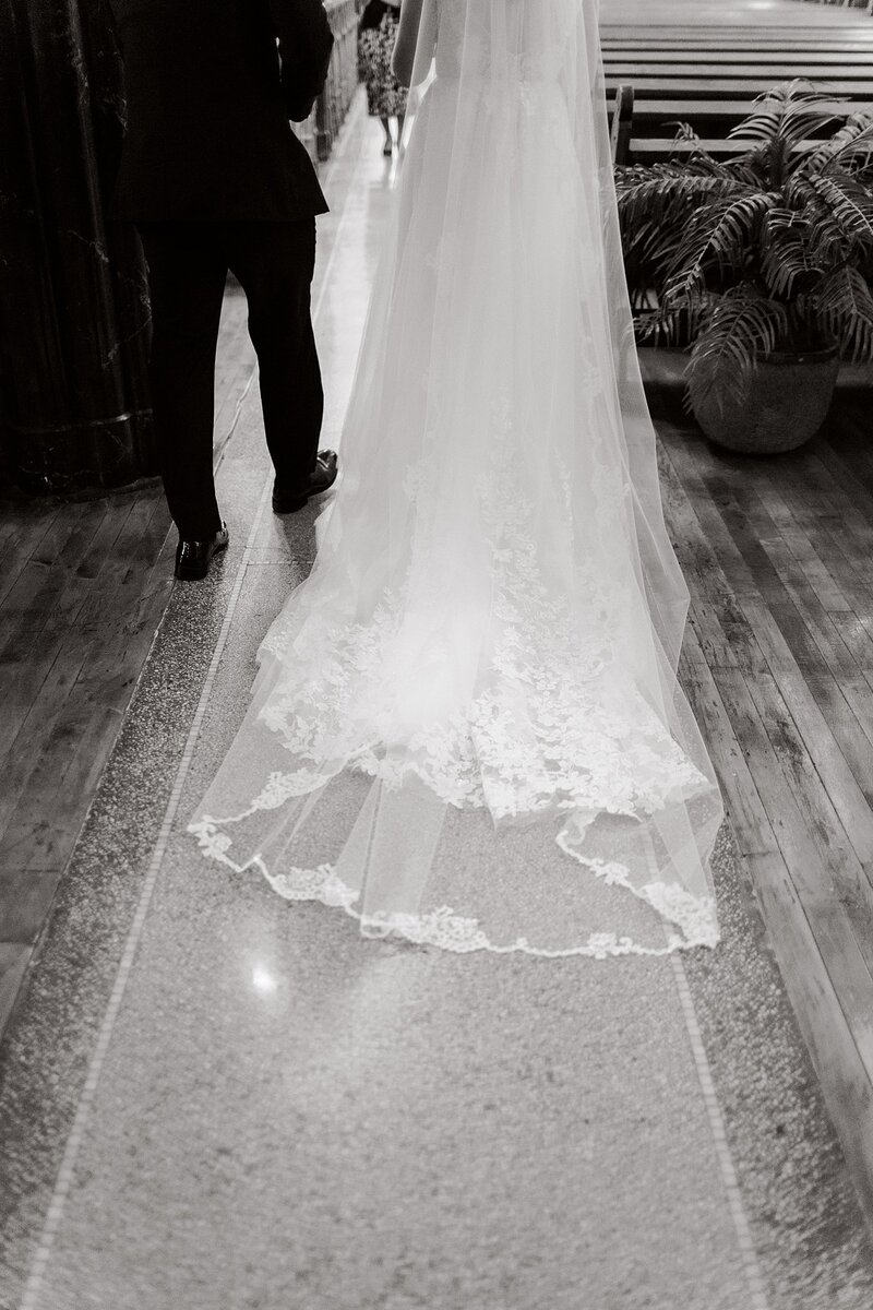 wedding-photos-at-the-sweetest-heart-of-mary-in-detroit-michigan-by-detroit-catholic-wedding-photogrpaher_0026