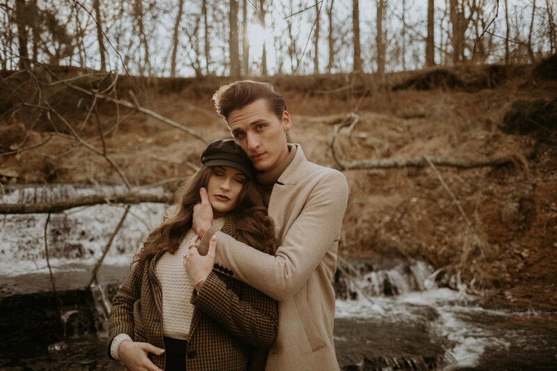 an intimate coulple session in the woods with a bonnie and clyde vibe
