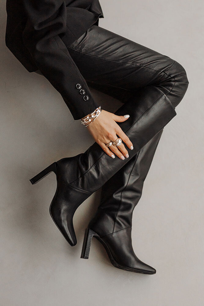 kaboompics_chic-in-leather-elegant-boots-and-accessories-36877