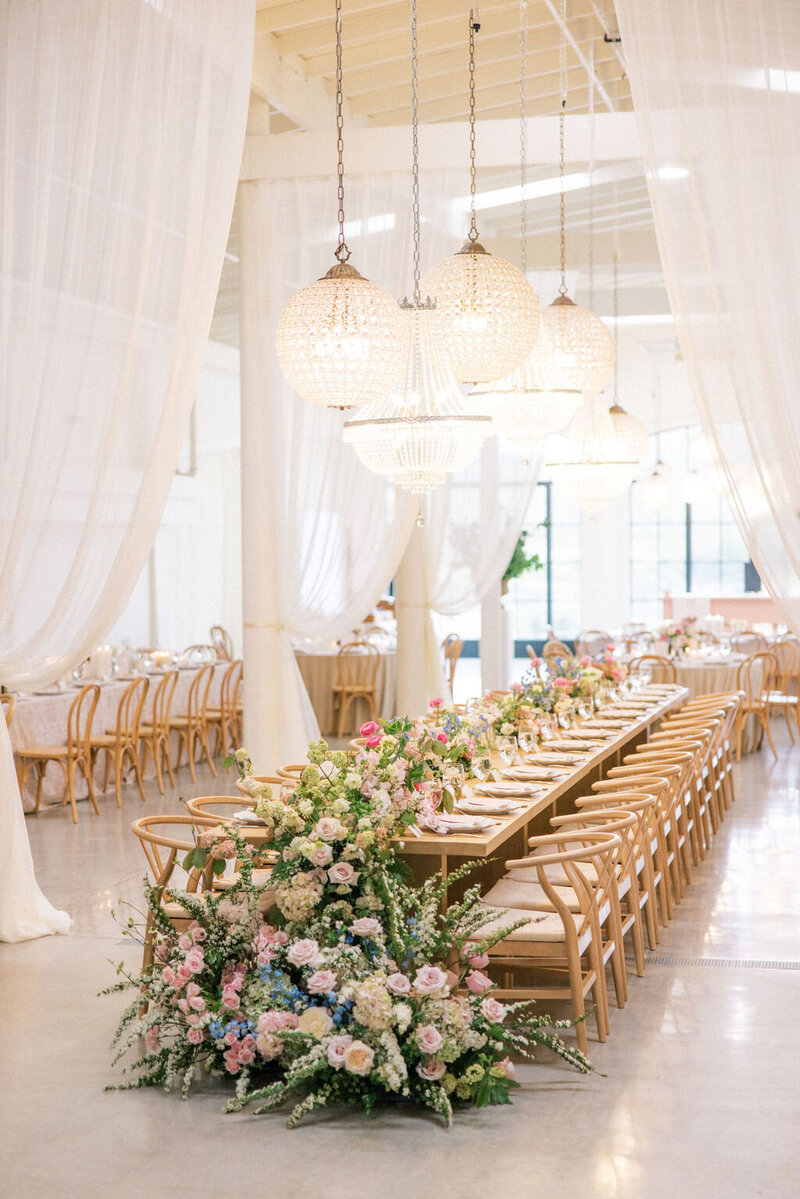 WHITE AND BLUSH FLORALS IN THE STABLES AT GREENGATE RANCH BY PRECIOUS AND BLOOMING IN  SAN LUIS OBISPO