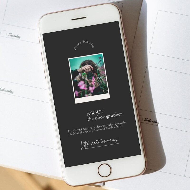 Website einer Fotografin in modernem Look wird auf einem Smartphone gezeigt