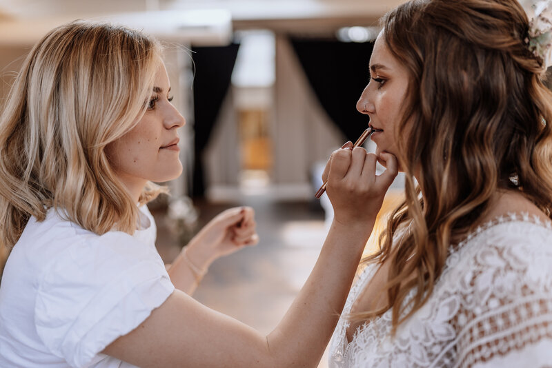 Sarah Schöb gestaltet in der ganzen Schweiz authentisches, typgerechtes Bridal Makeup, das jede Braut in ihrer natürlichen Schönheit erstrahlen lässt.