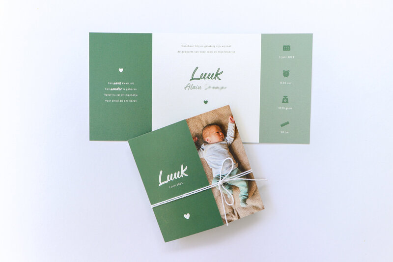 Groen-drieluik-geboortekaartje-Luuk-jongen-met-foto-en-touwtje-7
