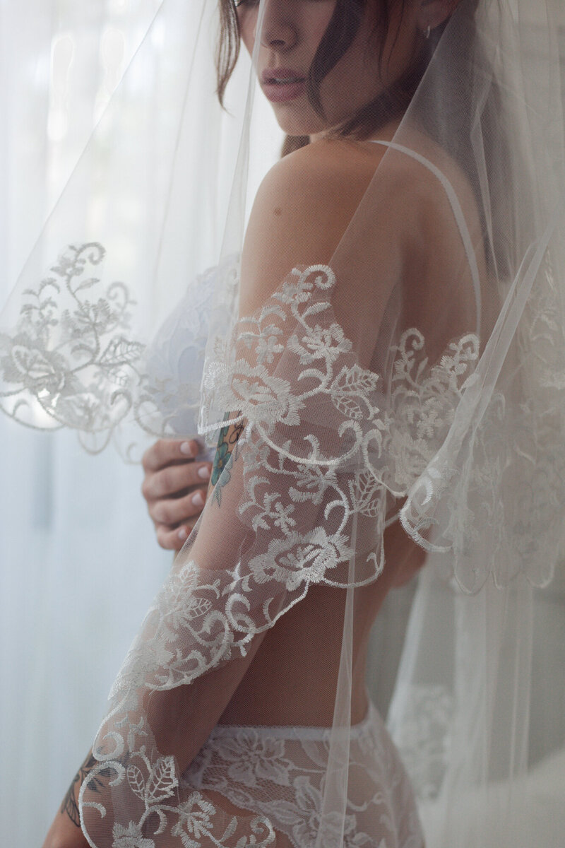 Dettaglio di tessuti e lingerie raffinata in uno shooting bridal boudoir

