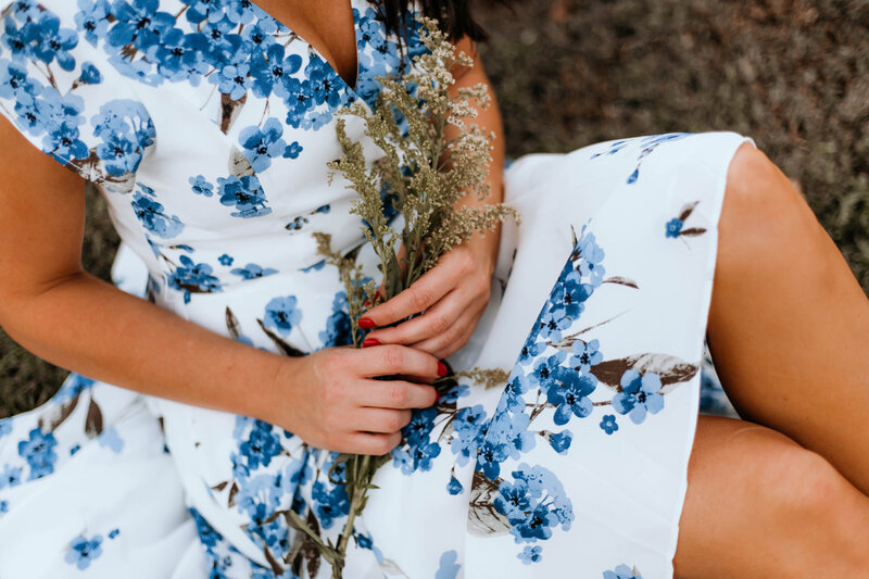 clsoe up blue flower dress