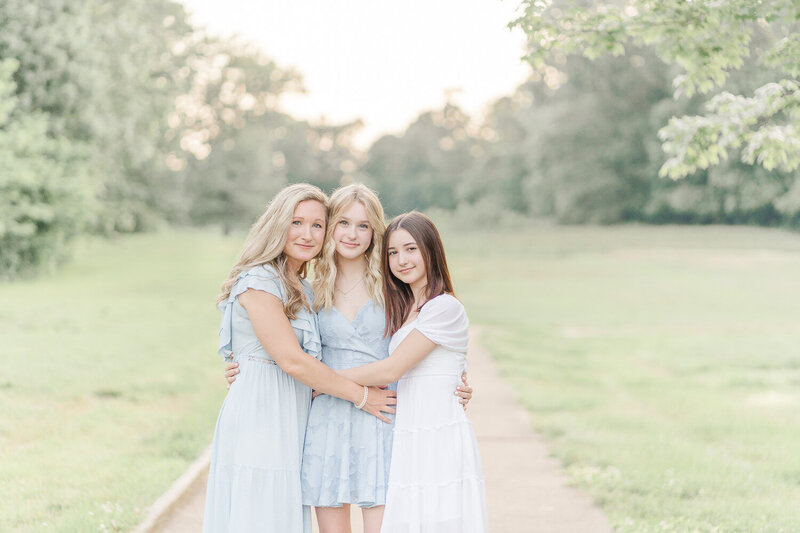 kids hugging mom taken by a Chantilly, Virginia mini session photographer