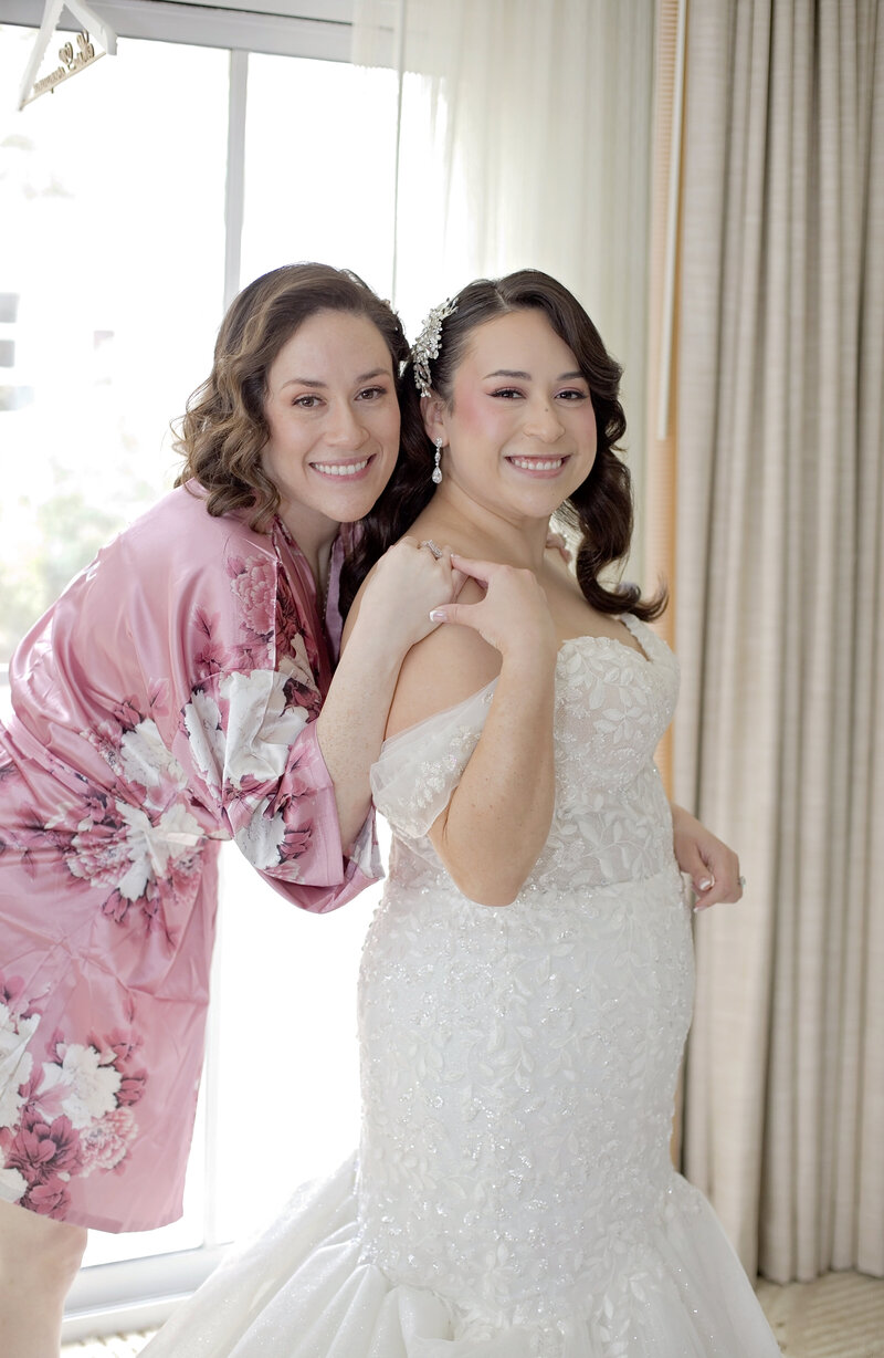 sisters-getting bride ready-la cantera resort-robin rogers photography