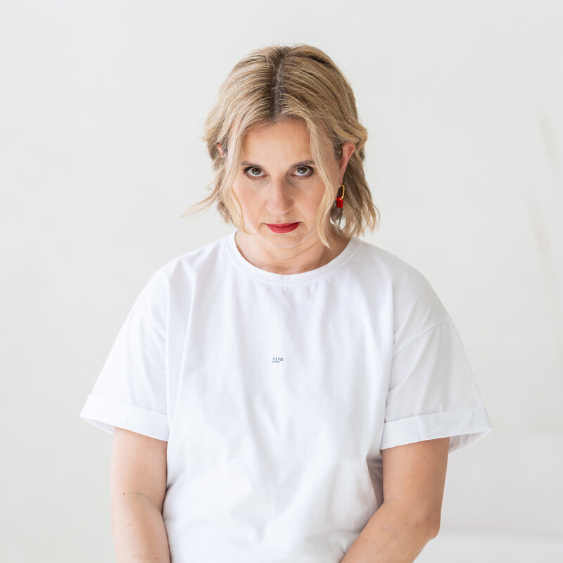 žena v bílém tričku, dívá se provinilým výrazem