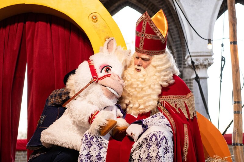 Ozosnel knuffelt Sinterklaas