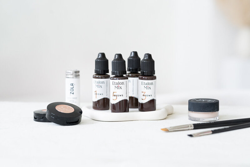 lahvičky barev na permanentní make up obočí