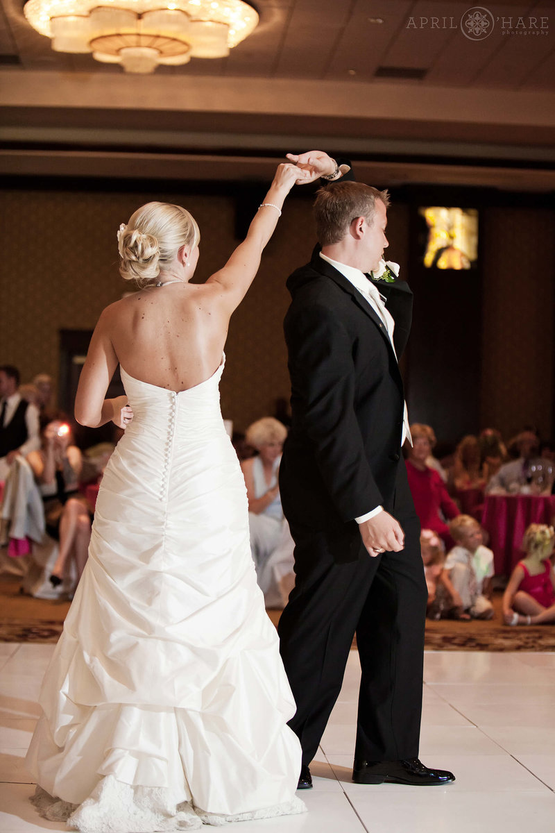 Large-Ballroom-Wedding-Reception-at-Omni-Hotel-and-Resort-in-Broomfield-CO
