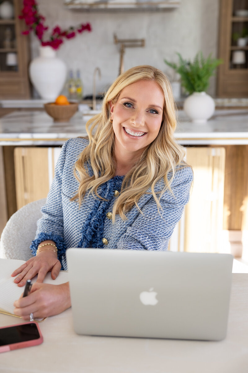 Join Tara Dunn in her Arizona studio for a photography experience filled with laughter and creativity. At Tara Dunn Photography, we believe in capturing genuine moments and expressions. Whether for personal branding or real estate, let us bring your vision to life with warmth and professionalism.