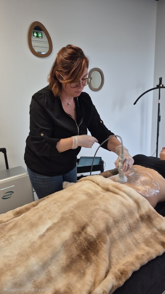 femme profitant d'un soin du visage par radiofréquence