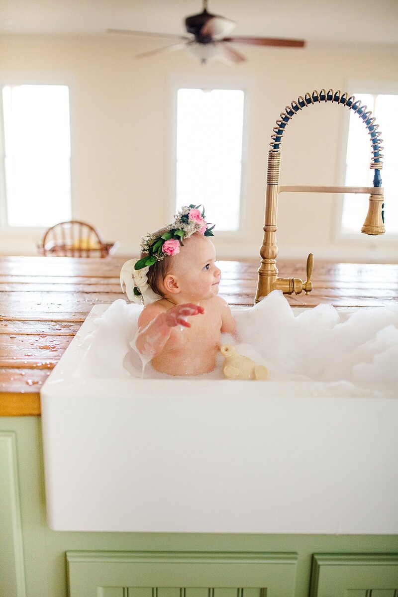 getting a bath by knoxville wedding photographer, amanda may photos