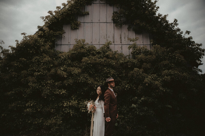 Jag älskar att hitta gnistan mellan ögonblicken under er bröllopsdag, det är liksom där man hittar det autentiska i kärleken som är er egen. Jag tror på att fotografera de små detaljer ni kanske inte ens märker som fångar er samklang som par.