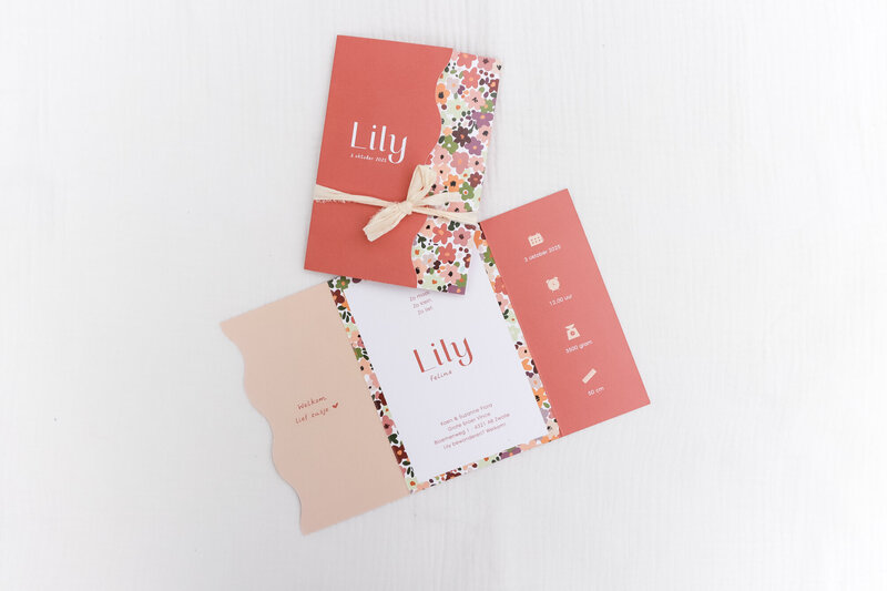 Uniek-geboortekaartje-met-golfijn-en-bloemetjes-Lily