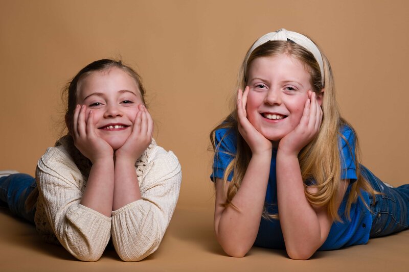 Broer en zus poseren samen tijdens een warme en spontane fotoshoot in de studio van Studio 2Shoot in Eijsden.

