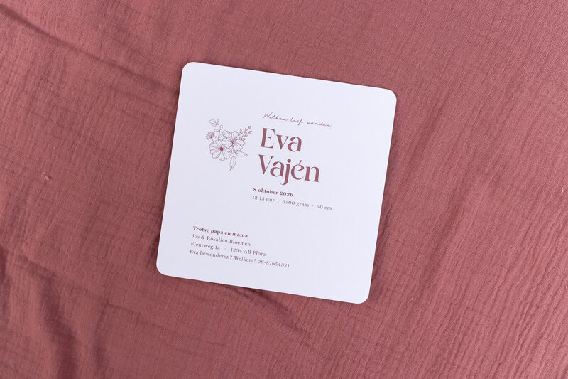 Luxe-geboortekaart-Eva-met-letterpress-en-bloemen-11