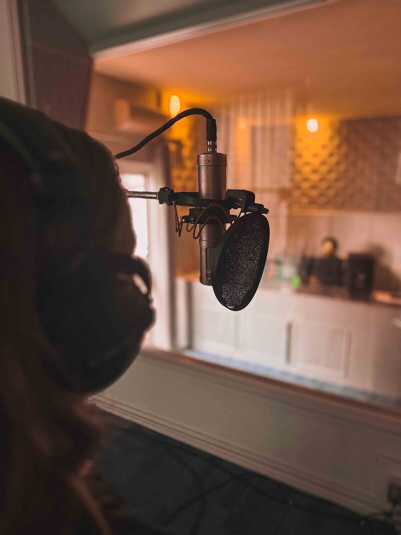 Earforce-Geluidsstudio-Amsterdam-Audio-Post-Voiceover-Geluidsproducties-muziek-podcast-webinar-studio-1-stemopname