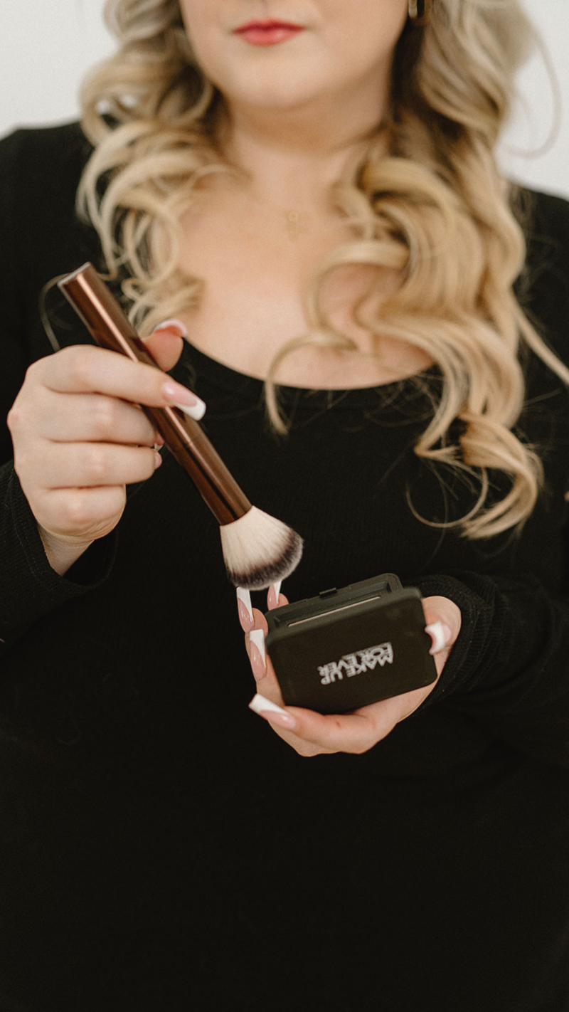 1:1 Makeup Lessons by professional makeup artist for GTA. Online classes available for worldwide makeup lovers.