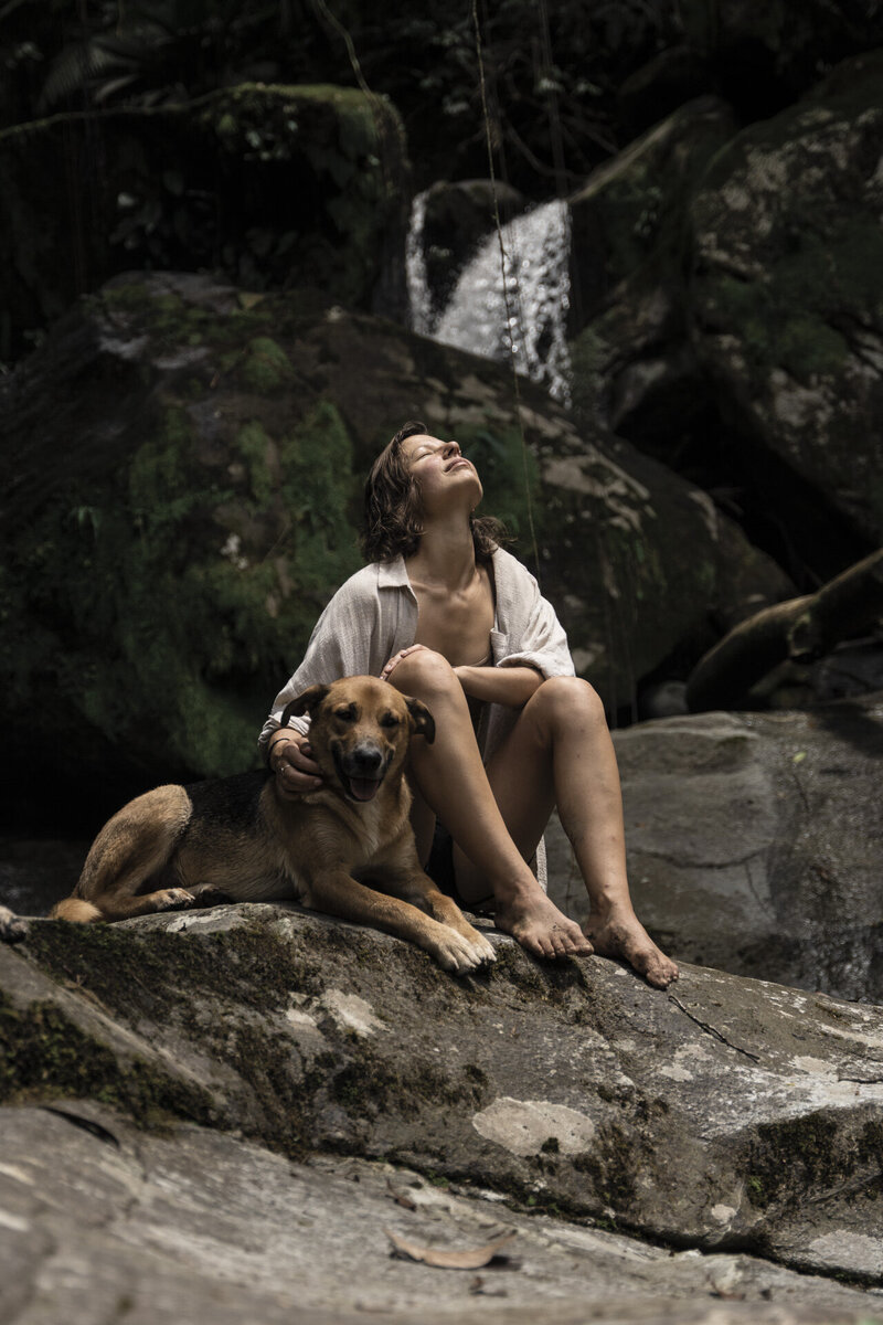 Dos personas hacen yoga en un ashram