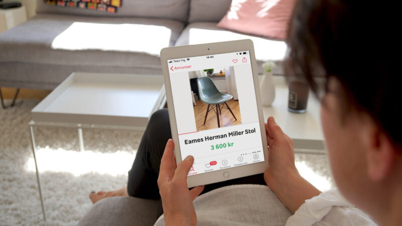 kvinna-kollar-ipad-i-soffa-blocket
