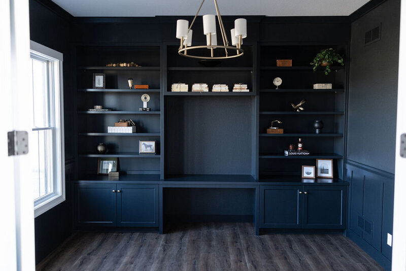 This luxurious custom home showcases refined transitional style with timeless traditional details. Located in the Midwest, it’s a standout example of our full-service interior design for new construction homes—including space planning, floor plan review, cabinetry, lighting, finishes, and more.