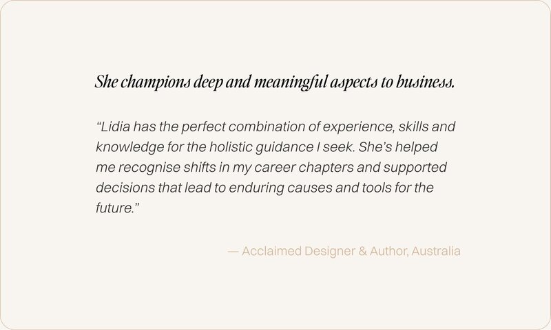 Client testimonial graphic about astrology and coaching services with Lidia Ranieri.