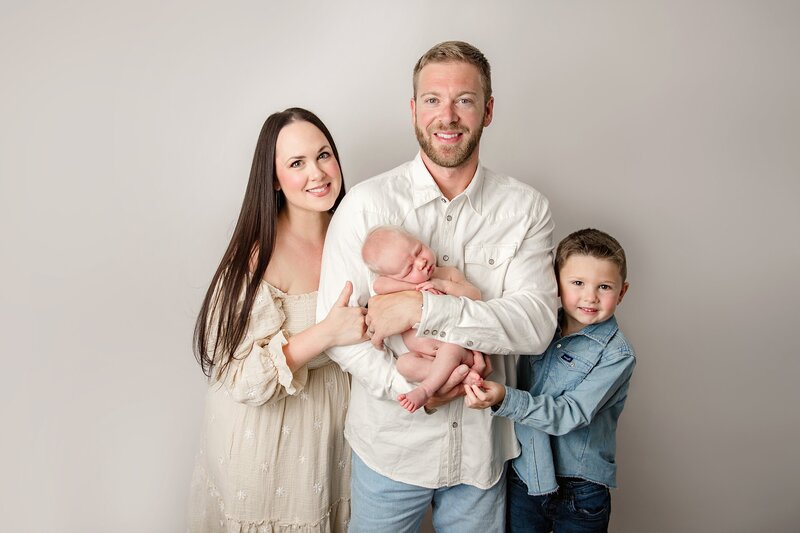 young-Maryland-family-with-newborn