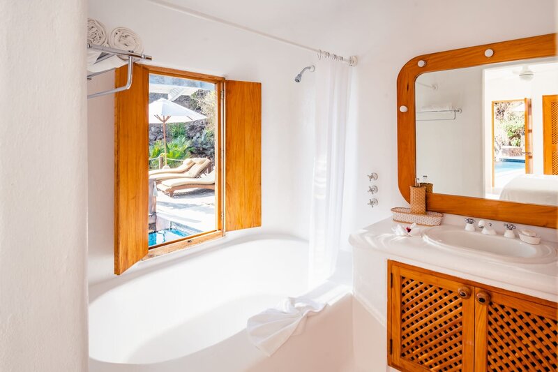 04-1-3-Careyes-Mexico-Properties-Villas-Nido-de-Amor-Bedroom-Ocean-9107