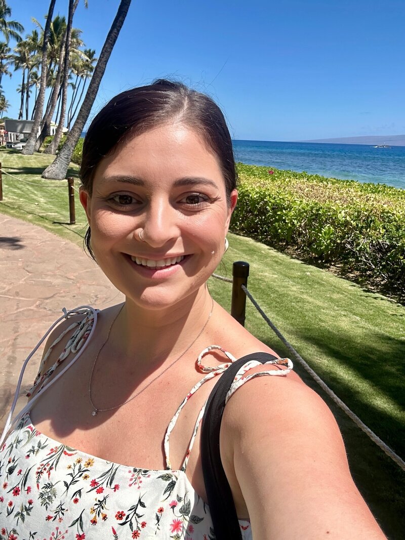 Jessica next to the ocean in Hawaii 