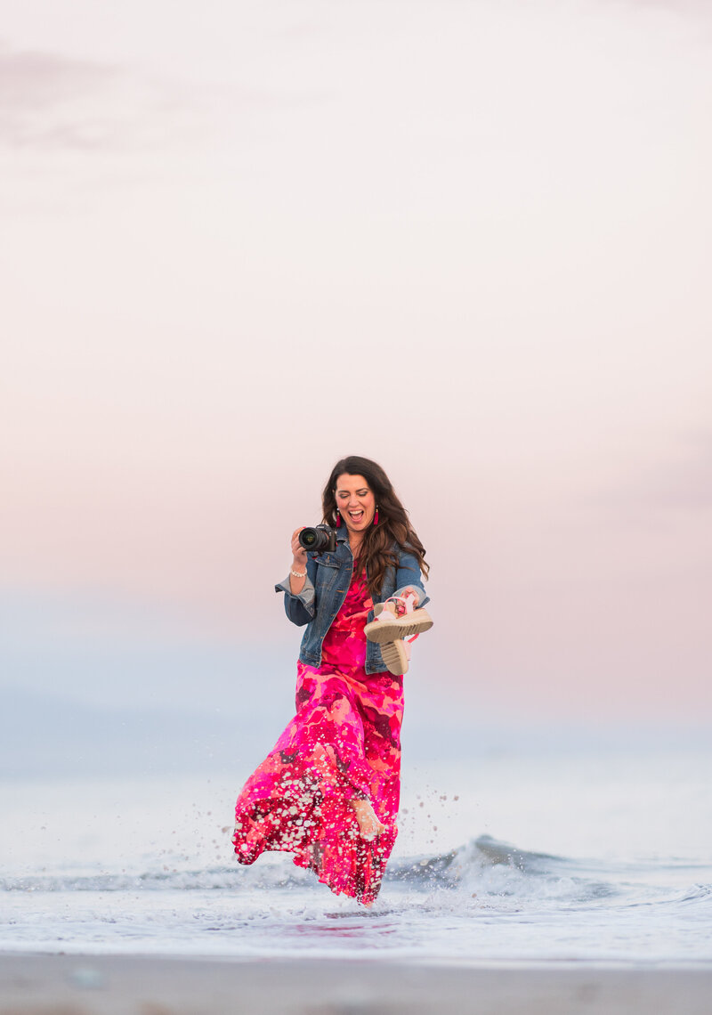 Oklahoma City Photographer missy mayo walks along the beach with her camera.