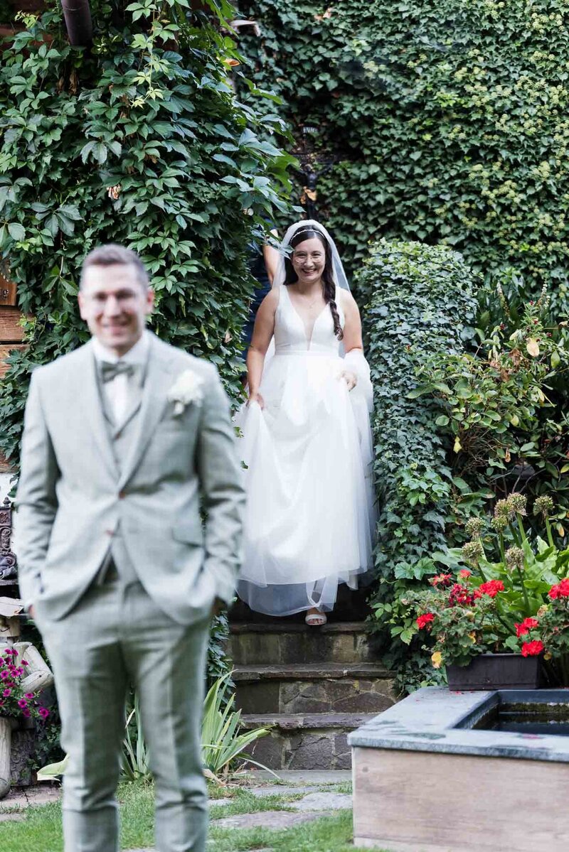 Braut geht von hinten auf bräutigam  zu beim First look  vor der Hochzeit in Straubing