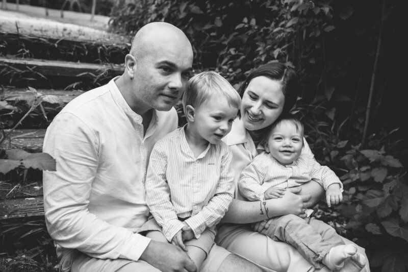 Portrait de famille en pleine nature N&B