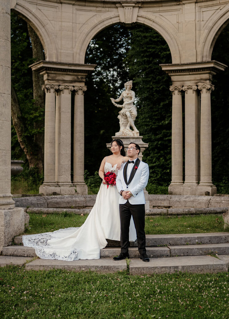 Photo d’un couple asiatique lors de leur séance couple au Château de Saint-Martin-du-Tertre, pendant leur mariage – un instant élégant et complice dans un cadre raffiné