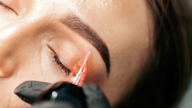 Maquillage permanent des sourcils d'une femme