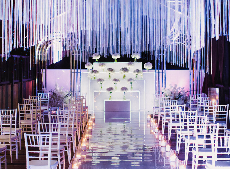 Salle de cérémonie luxueuse décorée pour un séminaire. Imaginée par une organisatrice d'événement d'entreprise.