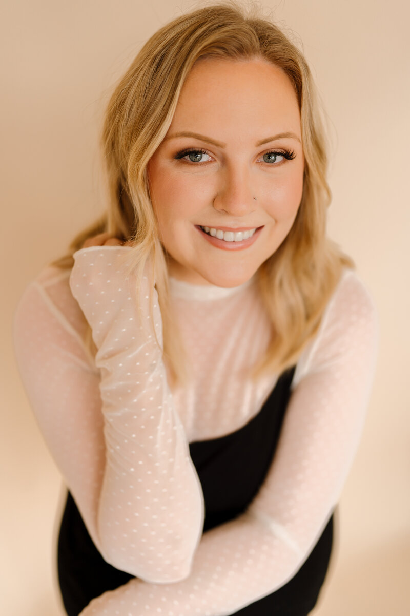 woman smiling at camera Bailey Bryn Photography Milwaukee photographer Waukesha photographer Racine photographer Lake country photographer wisconsin photographer Illinois photographer Oconomowoc photographer