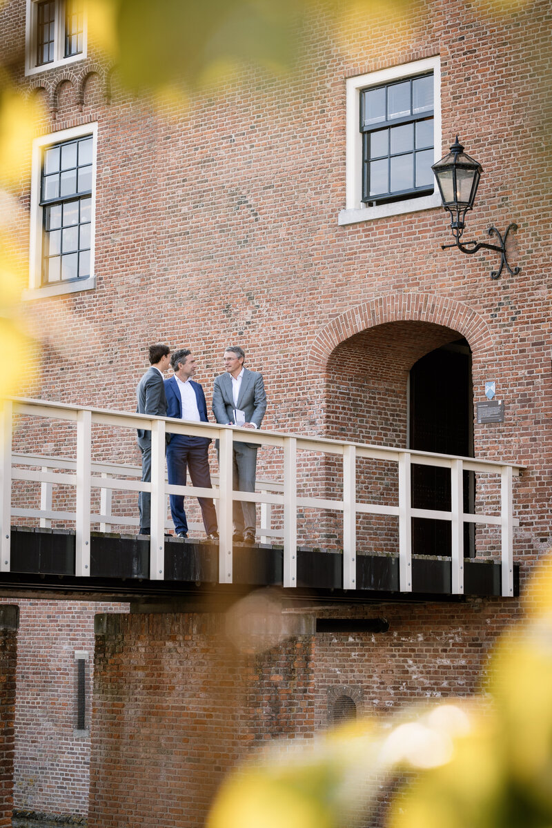 Collega's lopen op een brug.