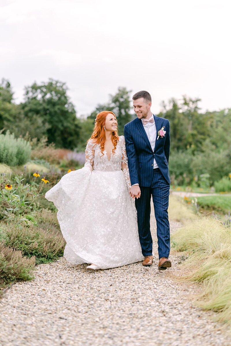 Svatební fotografie novomanželů v oranžerii na zámku v Raduňi
