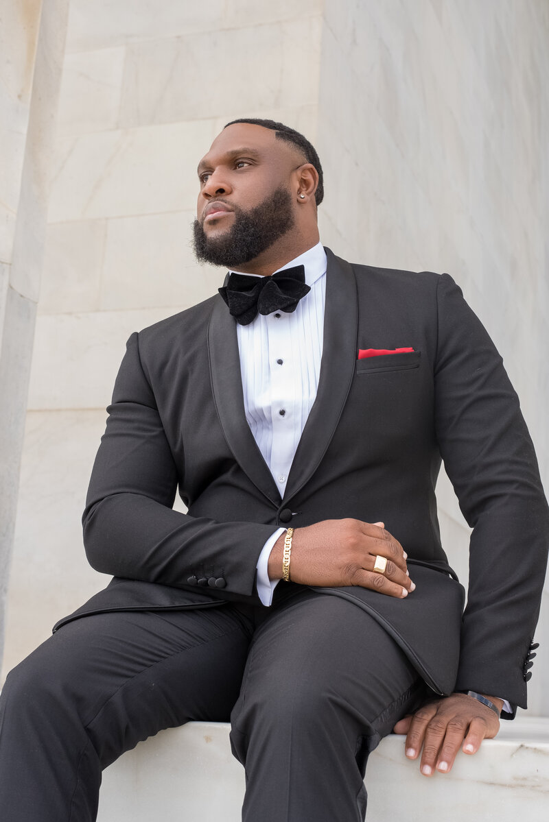 Birthday photoshoot of  man in suite located at the DC monument