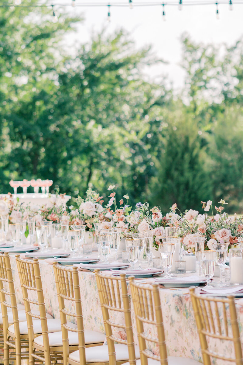 elegant-outdoor-wedding-reception-floral-table-decor