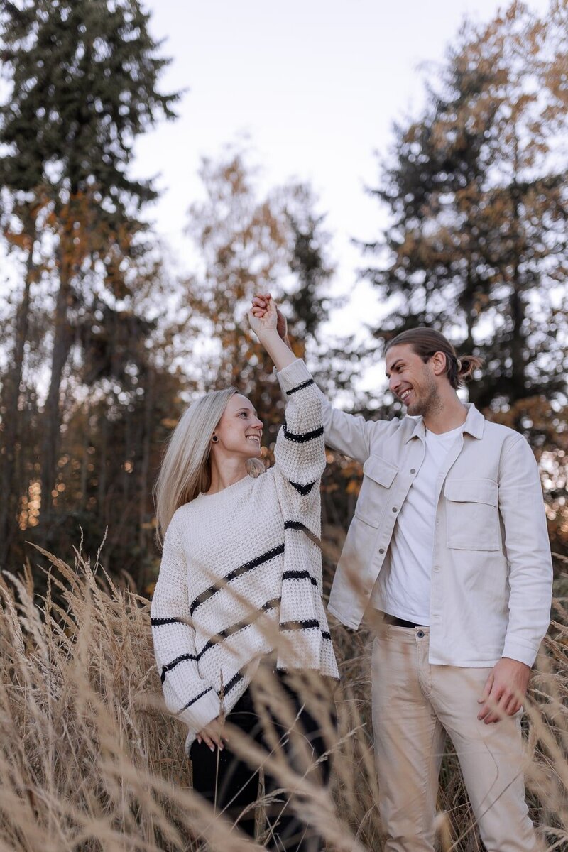 Mann und Frau stehen im Wald und tanzen