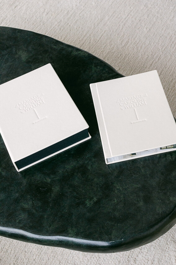Album de mariage design sur mesure, présenté dans un décor minimaliste et contemporain.